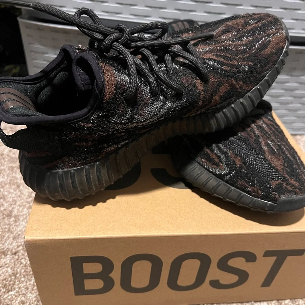 Mint Condition size 6 Yeezy 350 V2 Boost. Box included ! Excellent condition - Picture 6 of 6